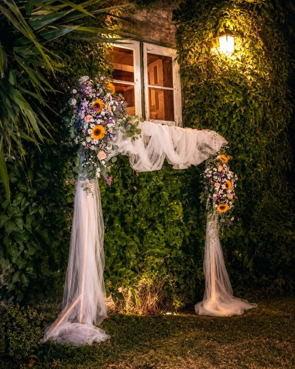 Arco decorado com flores para evento realizado no exterior