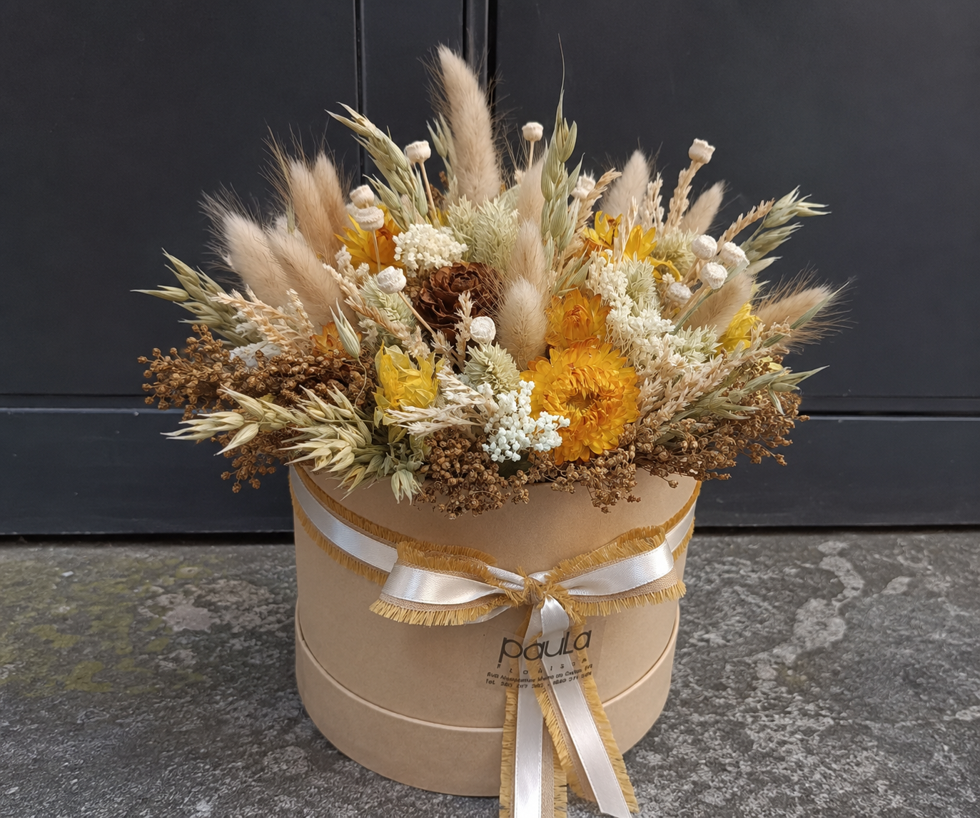 Arranjo de flores secas em tons amarelos, creme e bege preparado pela Paula Florista em Fafe
