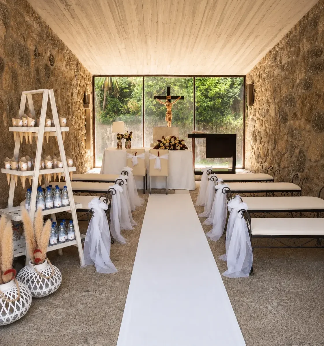 Espaço de cerimónia decorado com flores brancas pela Paula Florista