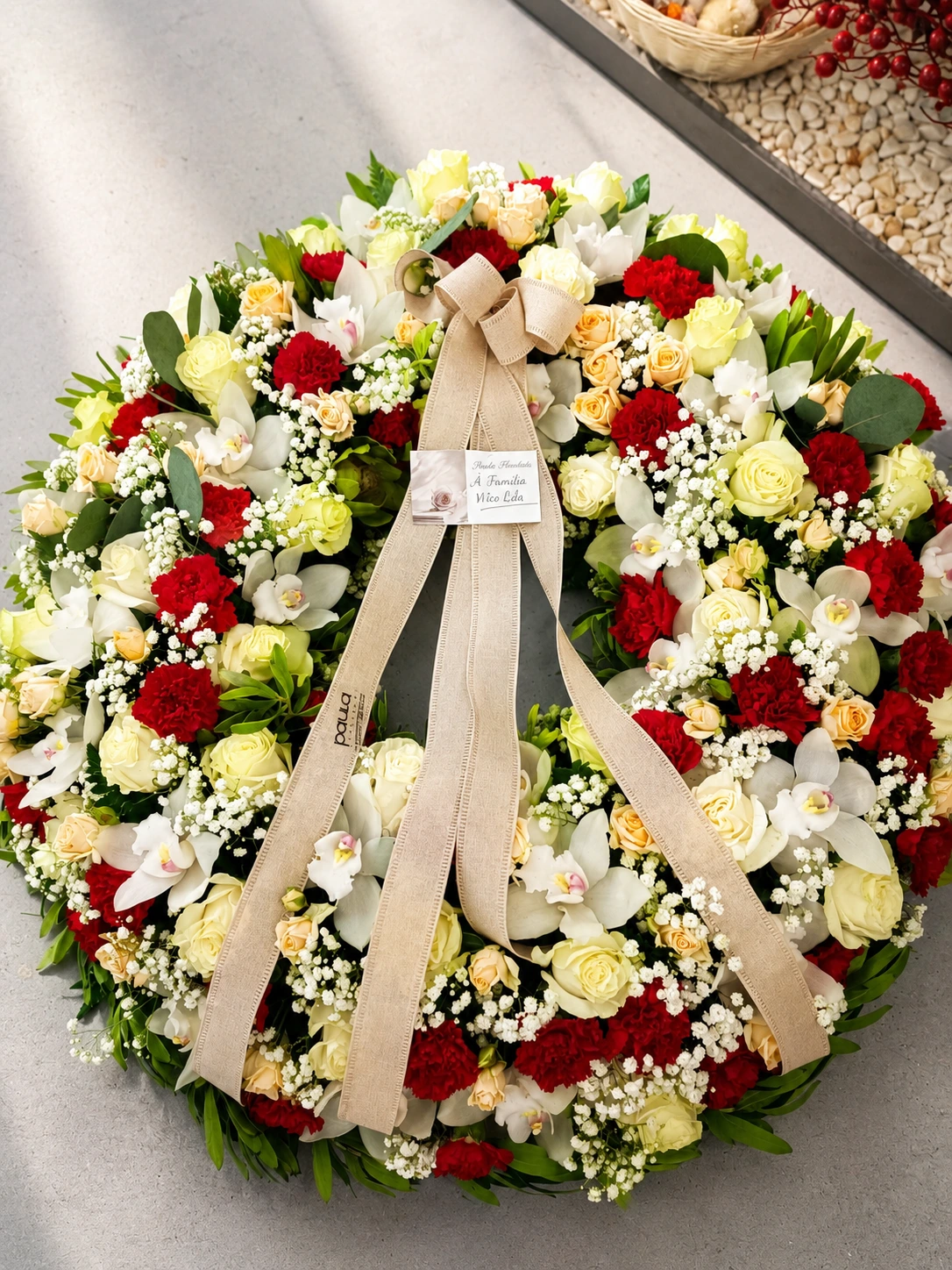 Coroa de flores brancas e vermelhas preparada para uma homenagem