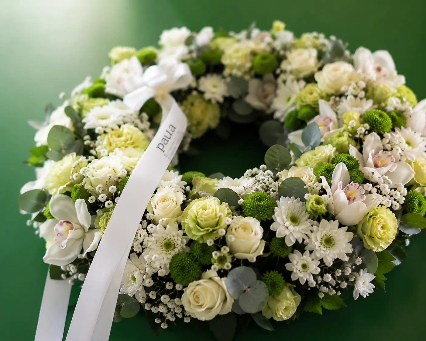Coroa de flores brancas preparada pela Paula Florista para homenagem