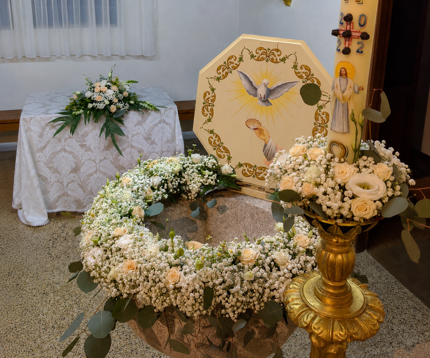 Decoração floral para batizado em igreja