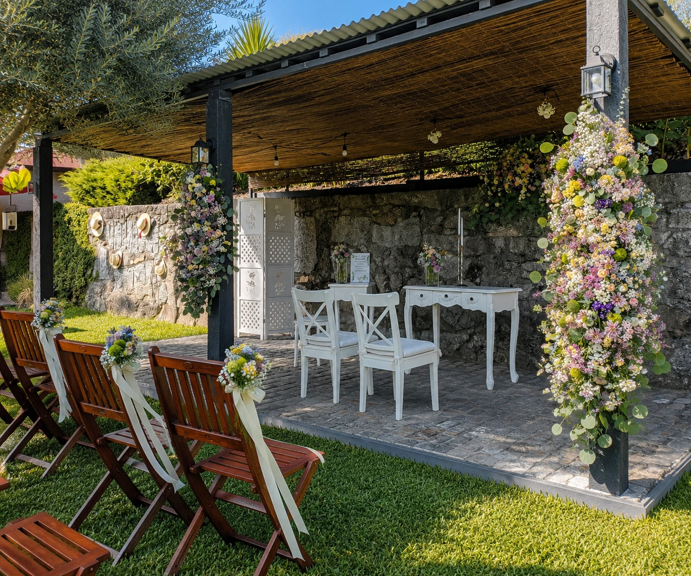 Decoração floral exterior para evento preparada pela Paula Florista em Fafe