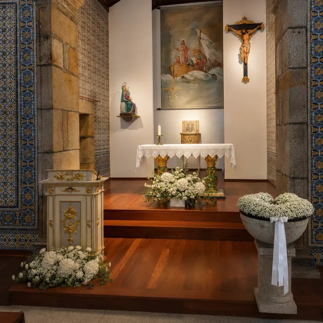 Altar de igreja decorado com arranjos de flores brancas