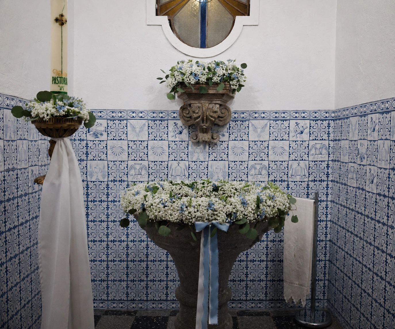 Pia batismal decorada com flores brancas e azuis para batizado pela Paula Florista em Fafe