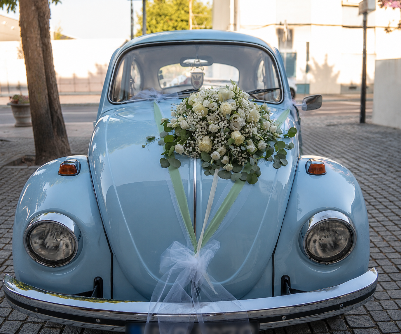 Carro vintage azul decorado com flores brancas e eucalipto para casamento pela Paula Florista