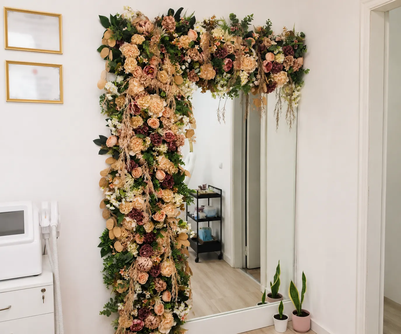 Espelho decorado com flores em tons nude, rosa e malva pela Paula Florista em Fafe