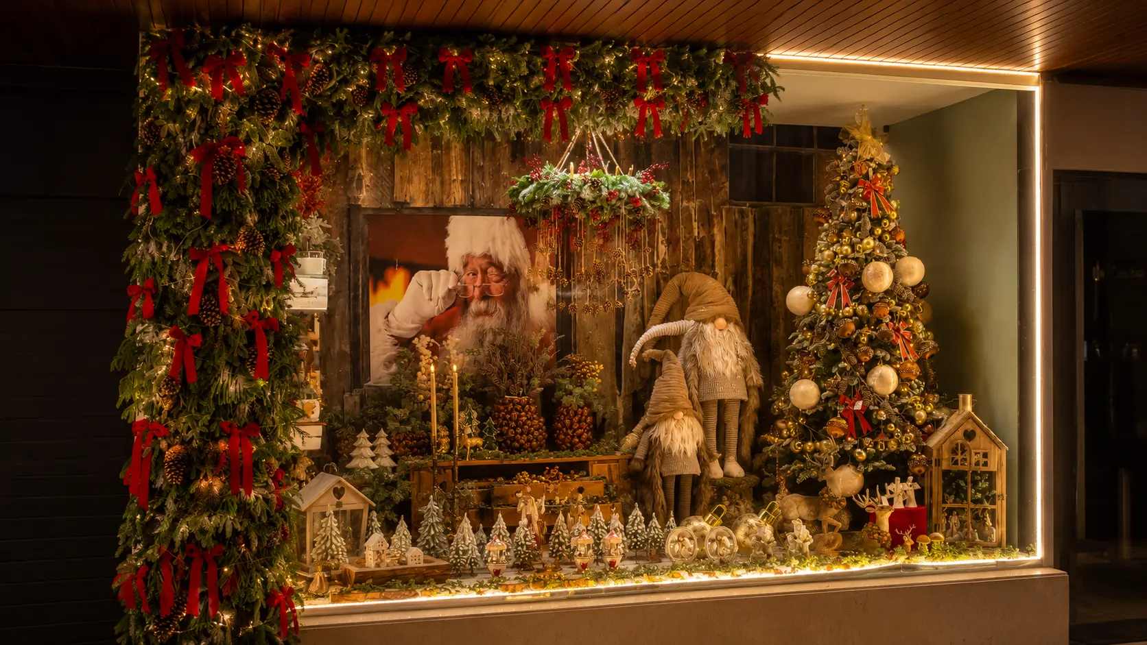 Montra de Natal decorada com elementos naturais e enfeites festivos