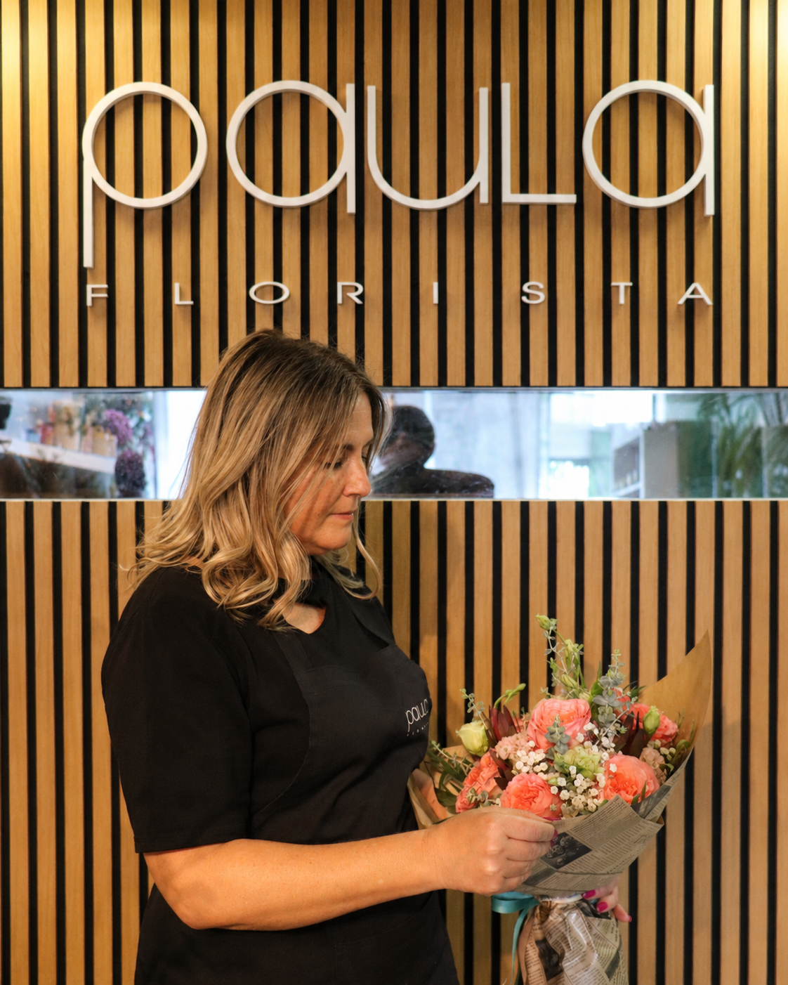 Paula Florista a preparar um ramo de flores na sua loja em Fafe