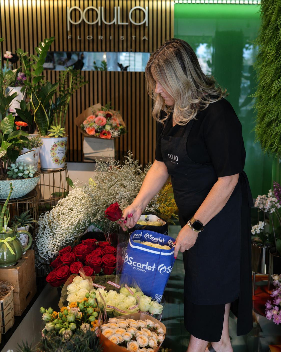 Paula Florista a preparar flores na sua loja em Fafe
