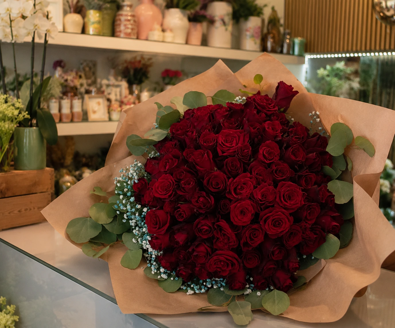 Ramo romântico de rosas vermelhas com eucalipto preparado pela Paula Florista em Fafe