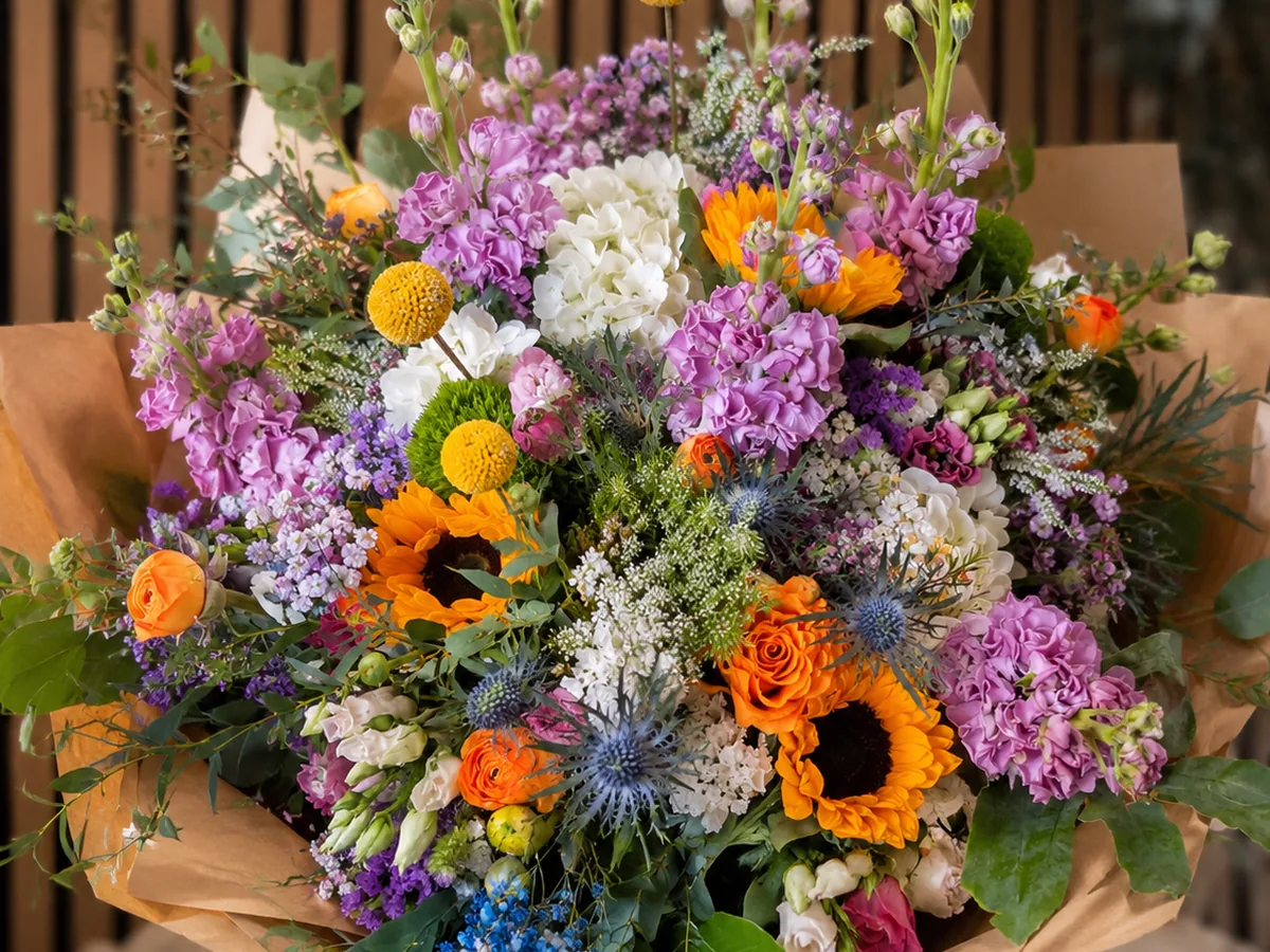 Ramo colorido com flores frescas criado pela Paula Florista