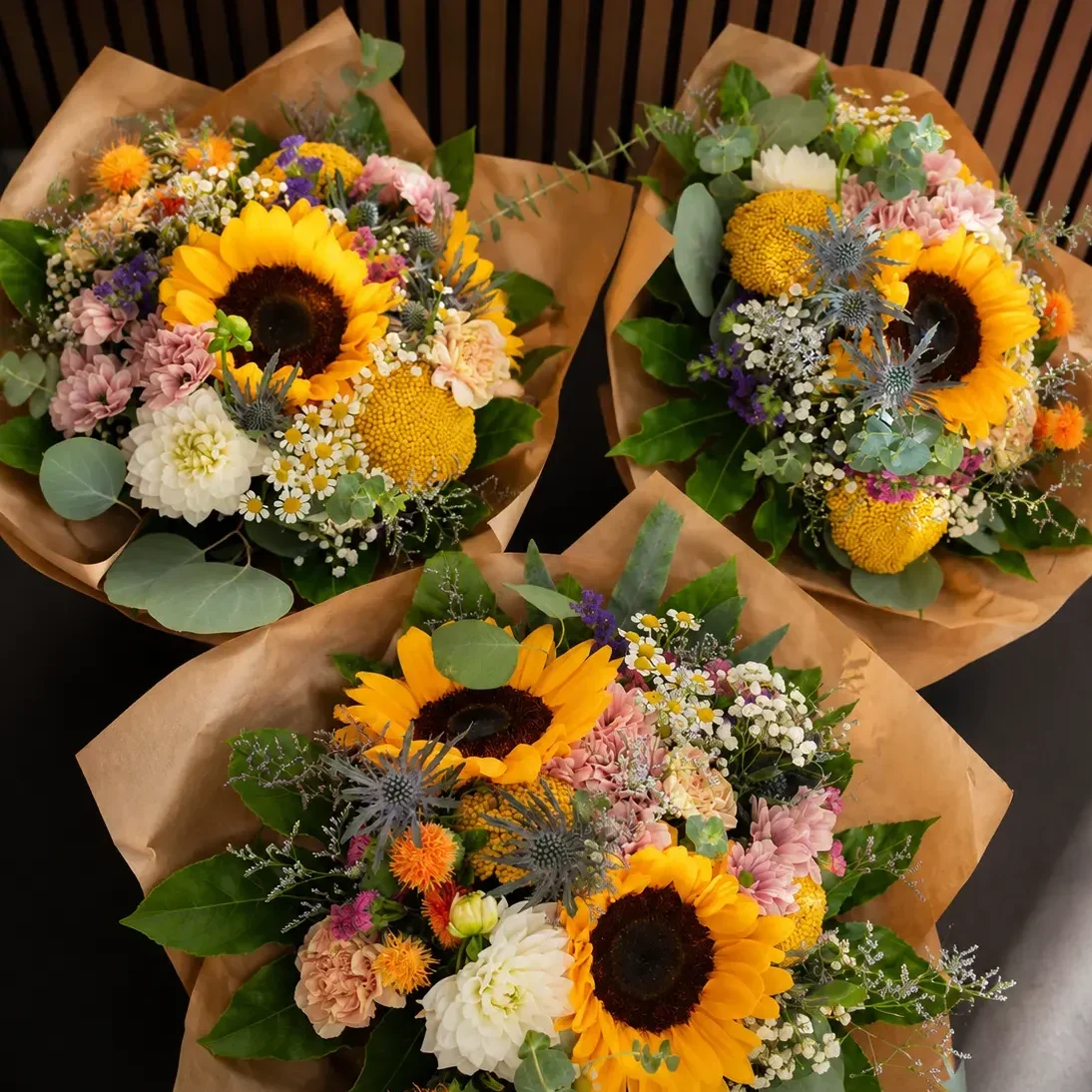 Ramos artesanais com girassóis e flores coloridas preparados pela Paula Florista
