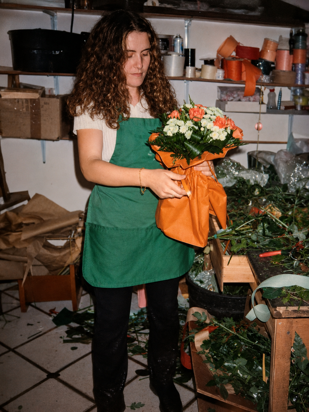 Paula Florista em 1996 a preparar um ramo floral no início do seu percurso profissional