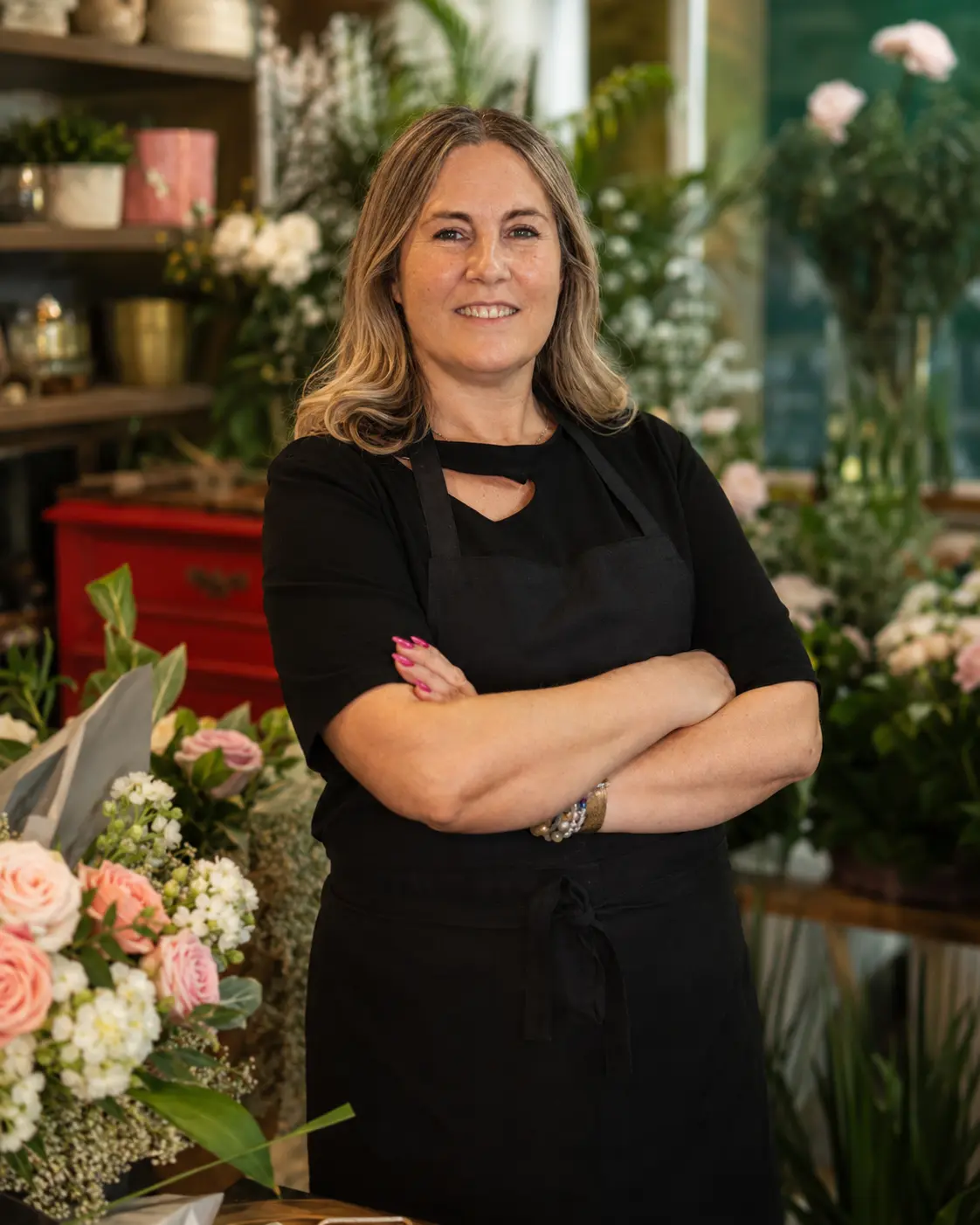 Paula Florista no interior da sua loja de flores em Fafe